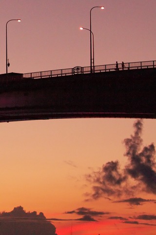 沖縄・夕闇せまる泊大橋