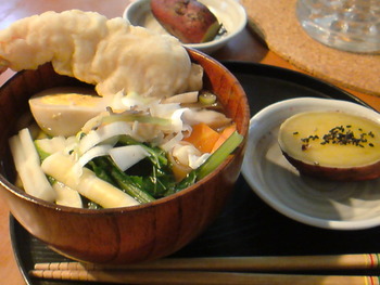 今朝ごはんは、ちょっと豪華うどん。