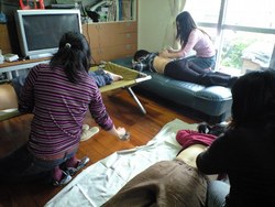 お灸講座実習風景