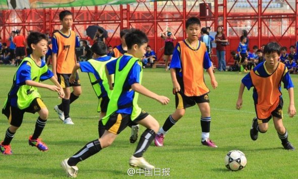 中国、サッカー教育に重点を置く小中学校を今年2万校増加予定 中国、サッカー教育に重点を置く小中学校を今年2万校増加予定