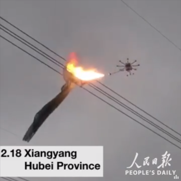 中国、ドローンに火炎放射器を装着し、電線にかかった飛来ゴミを焼き払う 中国、ドローンに火炎放射器を装着し、電線にかかった飛来ゴミを焼き払う