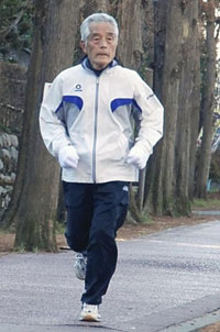 65歳楠田氏 東京マラソンで52日連続フルマラソン完走達成