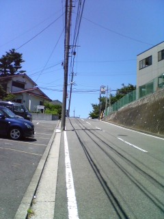 坂と青空