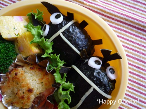クワガタとカブトムシ弁当。