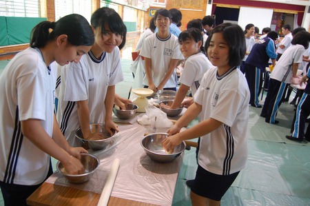石田中学校沖縄そば手打ち教室 石田中学校沖縄そば手打ち教室