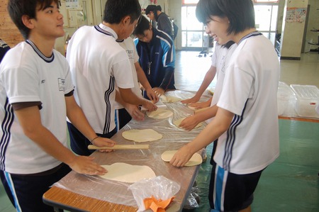 石田中学校沖縄そば手打ち教室 石田中学校沖縄そば手打ち教室