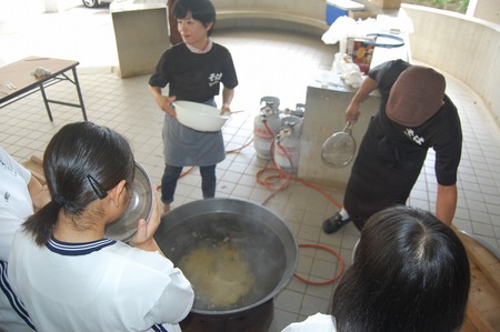 石田中学校沖縄そば手打ち教室 石田中学校沖縄そば手打ち教室
