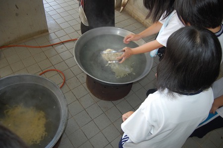 石田中学校沖縄そば手打ち教室 石田中学校沖縄そば手打ち教室