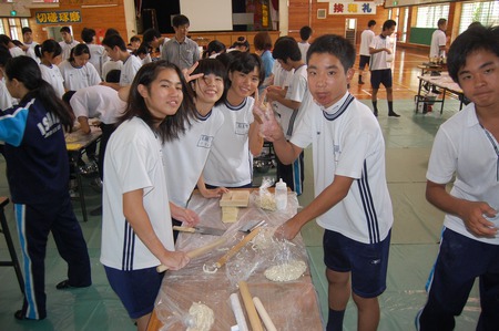 石田中学校沖縄そば手打ち教室 石田中学校沖縄そば手打ち教室