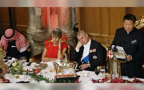 英国の晩餐会での習近平のスピーチにダラける王室