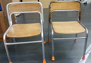 幼稚園・保育園の椅子（チェアー）修理風景（錆取り・スプレー）