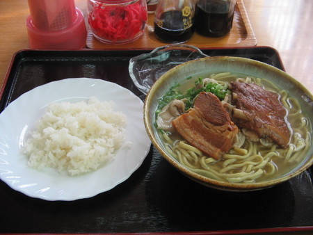 どこの「沖縄そば屋」でしょう?