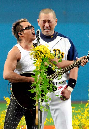 清原と長渕の写真、朝日新聞