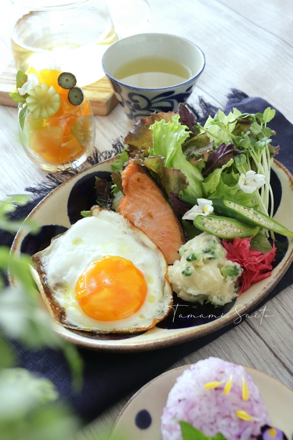 鮮やか赤紫色のごはんは沖縄野菜のハンダマで! 鮮やか赤紫色のごはんは沖縄野菜のハンダマで!