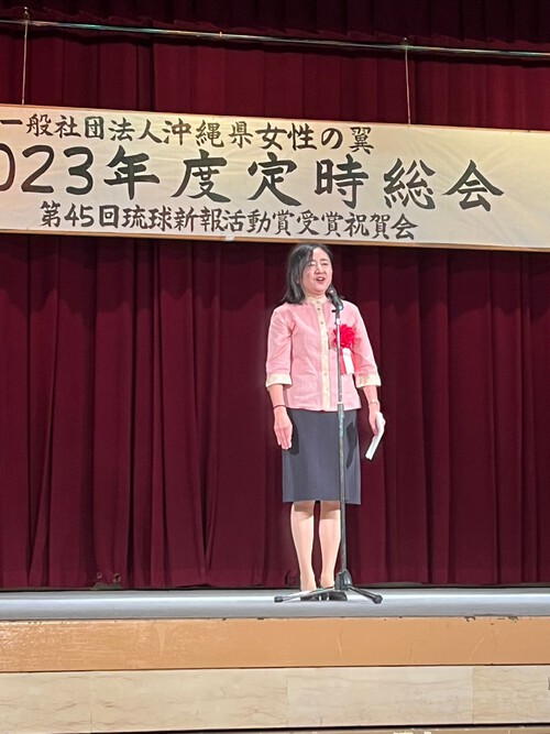 乾杯の発声をされた国際協力機構JICA沖縄所長倉科和子さん 乾杯の発声をされる国際協力機構JICA沖縄所長倉科和子さん