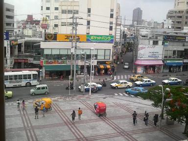 てんぶす館から国際通りを