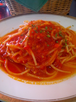 イタリヤ料理・アンコラ「トマトソースのパスタ」