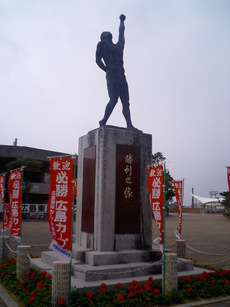 沖縄市営球場・勝利の像