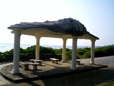 県運動公園・貝の屋根の形をした休憩場所