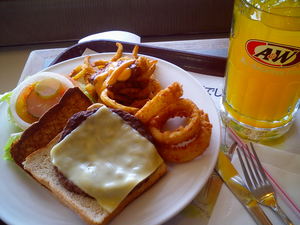A&W・ハンバーグプレートランチ・ドリンク付き780円