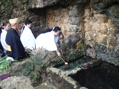 沢岻樋川のお水取りと首里城への奉納