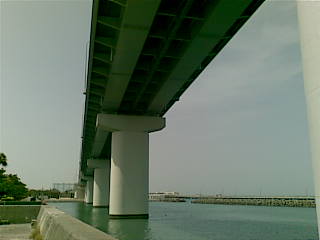 泊大橋と青い空