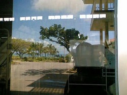 工場から見える海と空