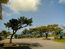 工場から見える海と空