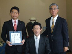 岸田沖縄担当大臣来社