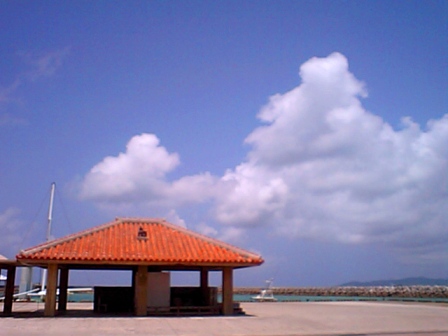 青空と瓦屋根