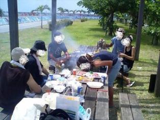 公園のベンチで