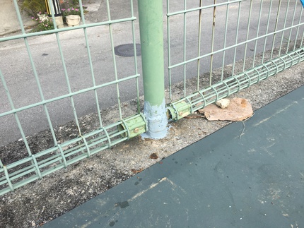 フェンス支柱再生 腐食したフェンス支柱を再利用し補修 沖縄 アクロス琉球株式会社 沖縄のコンクリートと鉄製品の長寿命化に貢献