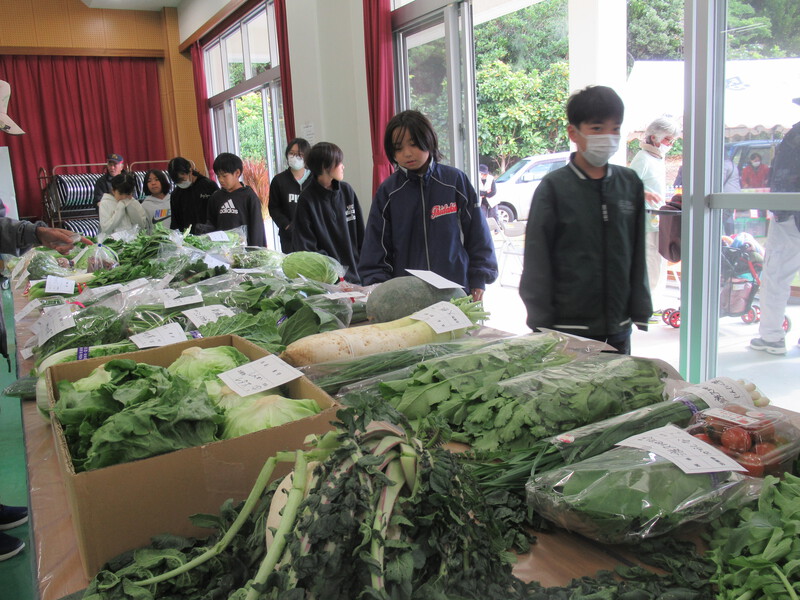 名嘉真区産業祭り～３，４年生～