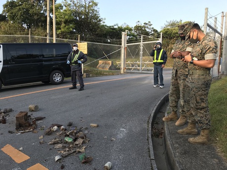 北部訓練場に米軍廃棄物を置いて1時間半封鎖。（2021年4月7日、東村高江）