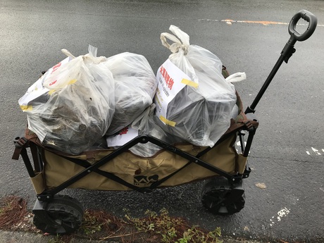 米軍に米軍廃棄物をゴミ袋７袋分引き取らせました。（2020年10月18日、北部訓練場）
