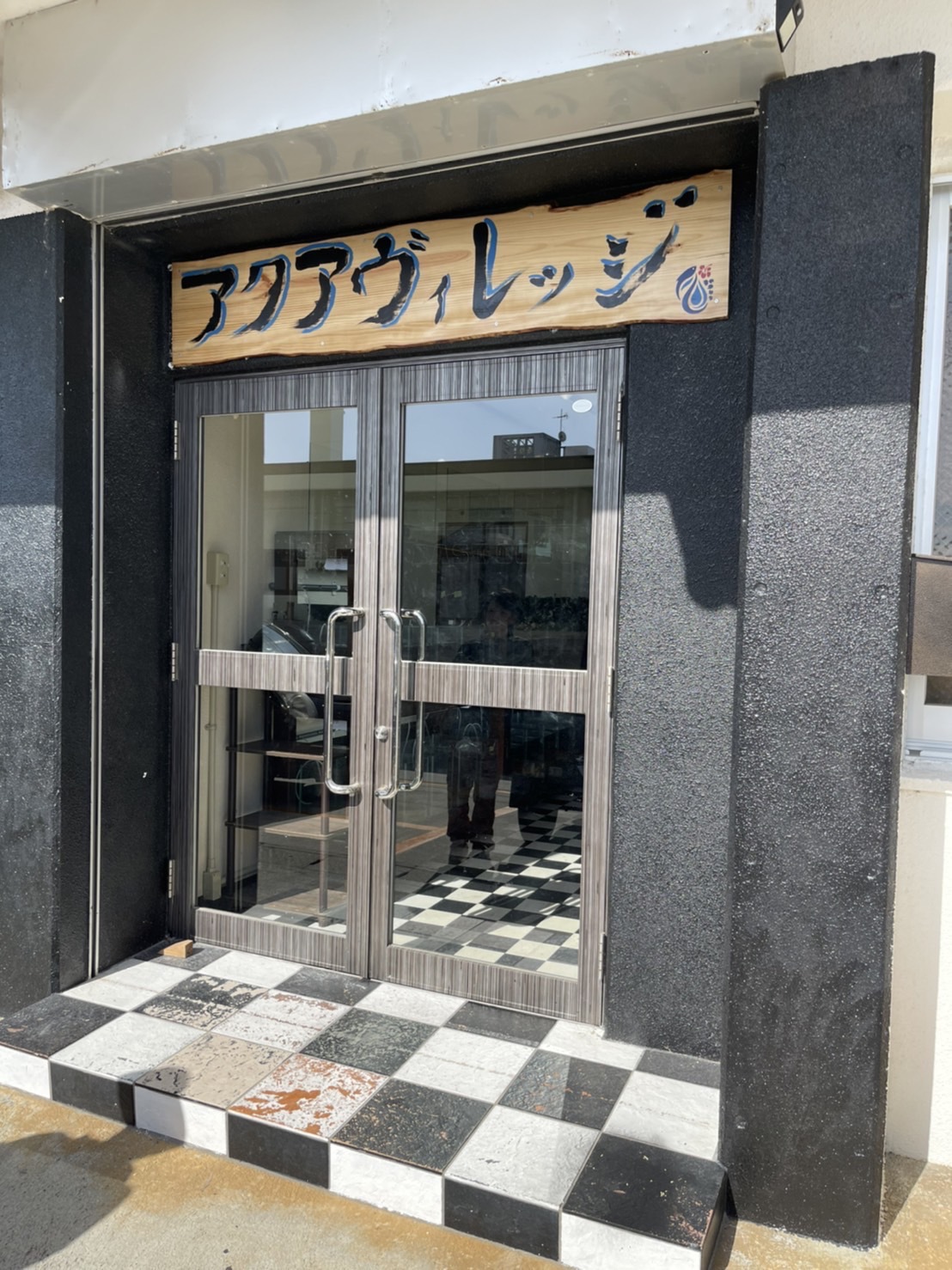 ベタ入荷‼️＆名護店看板設置！