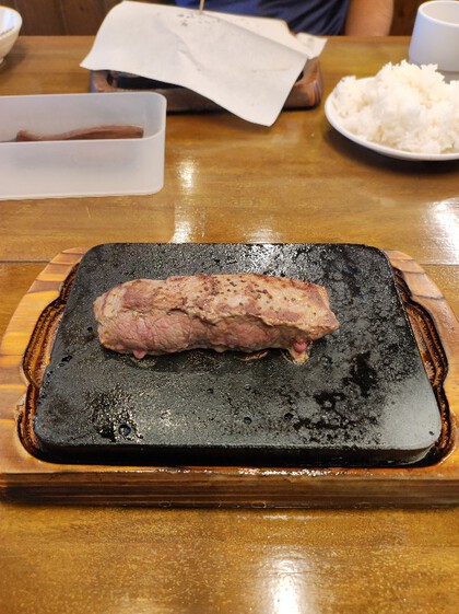 ★台風明けの週始めは、ステーキを食らう