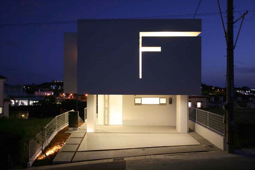 『 F 』