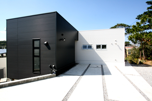 『two tone』～旗竿状の敷地に建つ、鉄骨造のお住まい～
