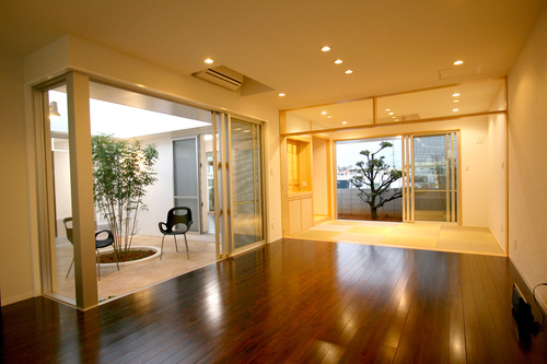 『 Four light court 』　～4つのライトコートのあるお住まい～
