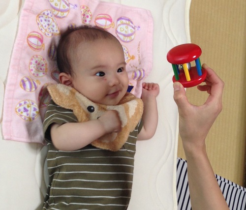 生後１ヶ月の視覚への働きかけ 塩田幼児教室