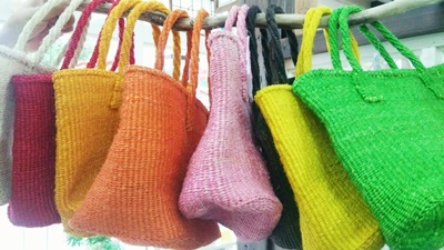 色とりどりのサイザルバッグ♪