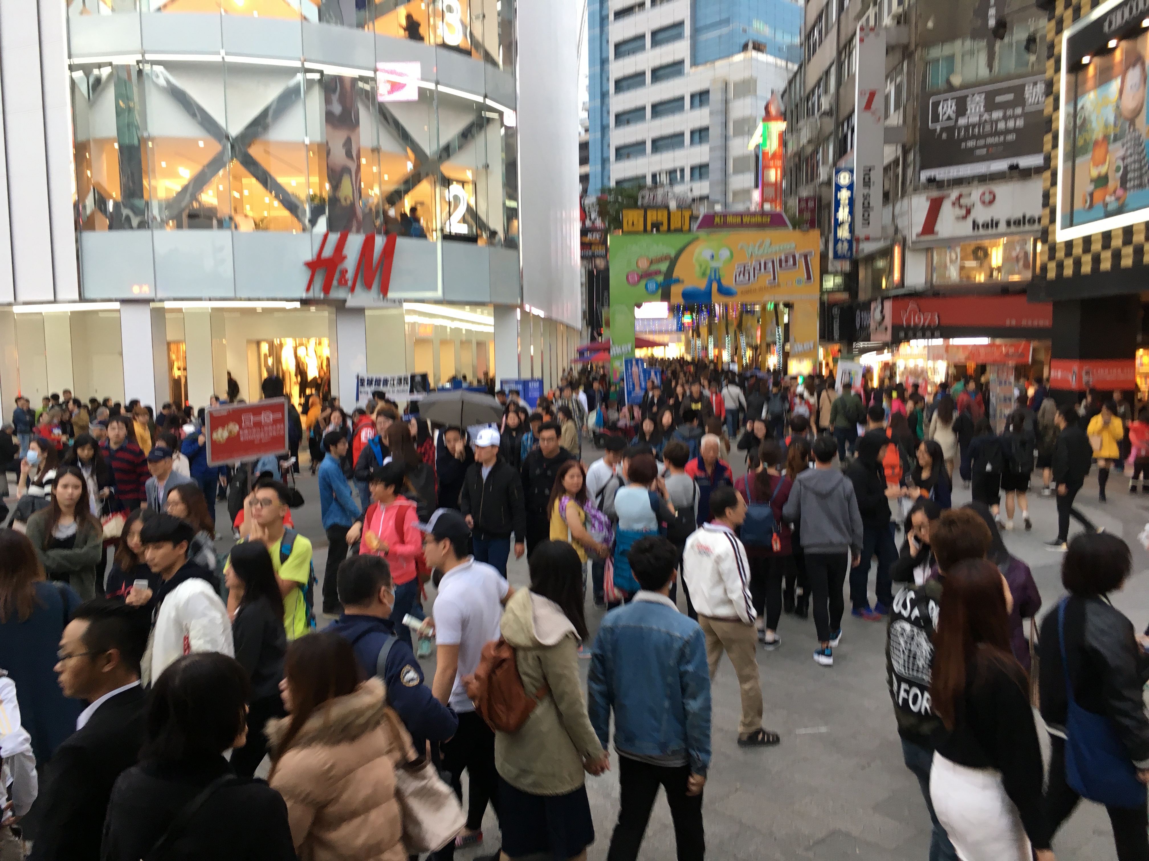 台湾旅行 西門町でネオンに輝くデザート自動販売機を発見 台湾は自販機が進化中らしい 台湾クォーターの北谷ライフ