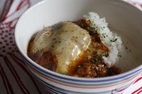 チーズハンバーグ丼♪600円ポテトサラダ付き(^O^)/ 2013/05/14 20:25:44