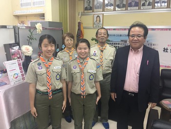 学校長に菊章受章報告をしました ボーイスカウト沖縄県連盟