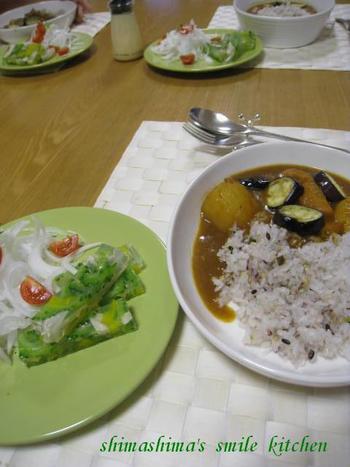 圧力鍋カレーと新玉ねぎのサラダ
