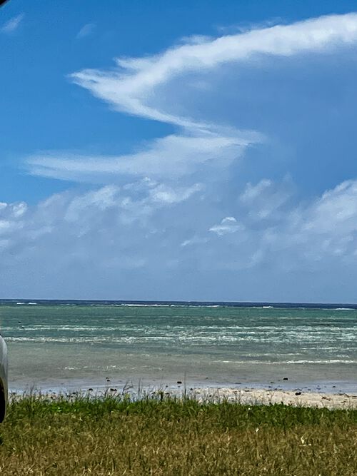 【与那原在宅ケアセンター】　雲と海と青空