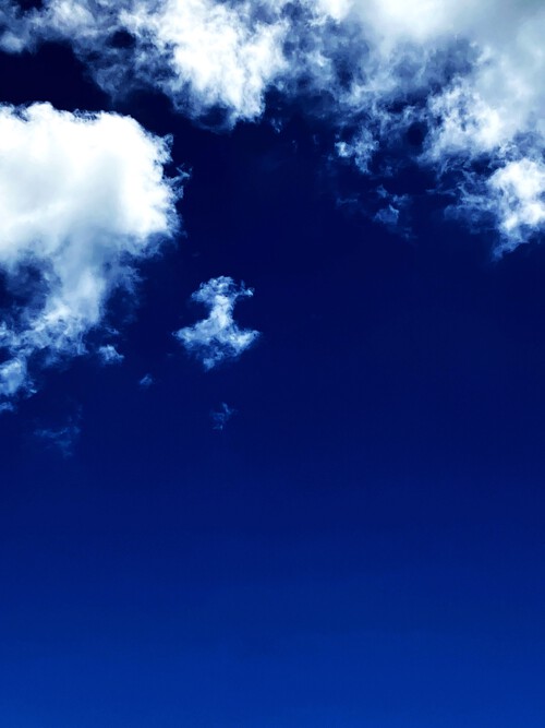 【与那原在宅ケアセンター】　雲と海と青空