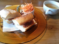 小さな雑貨カフェで過ごす昼下がり 2013/05/12 16:06:44