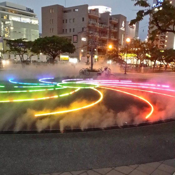 【霧の噴水】ライトアップに行ってみた!　～おもろまち駅前の新都心公園～
